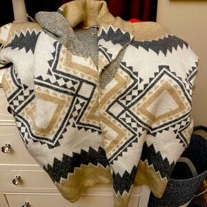 Tahari womens size XL.  Medium weight sweater Very soft and cozy.  EUC.